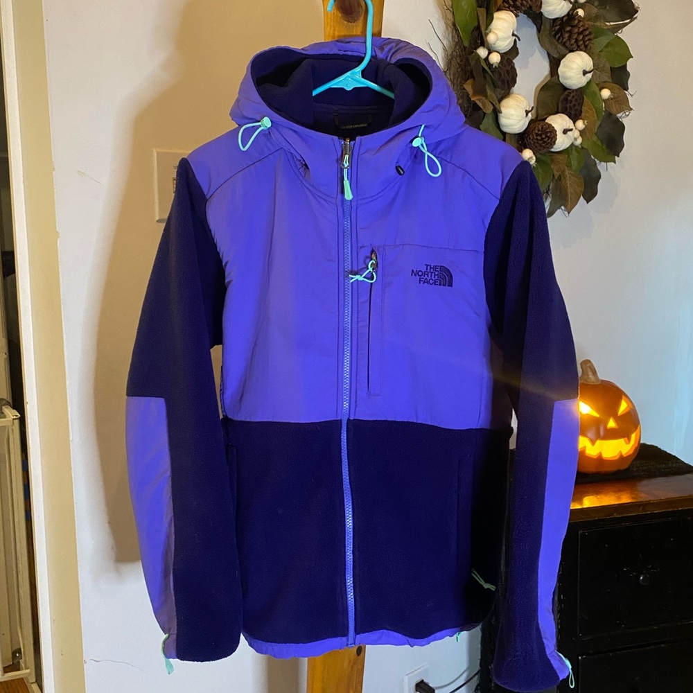 Woman’s large north face light weight jacket mostly fleece material, Purple.